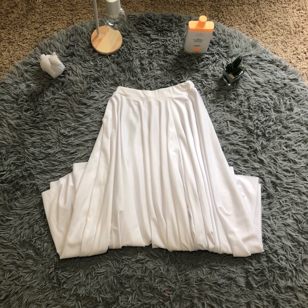 Brand unknown stunning flowy white long skirt women’s small 🤍🫶🏻